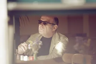 Ο Βασίλης Παπαβασιλείου στην Πάτρα: Παραστάσεις, μνήμες και ένα τραπέζι πάντα στρωμένο στον Καραβίτη