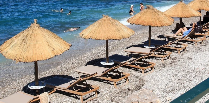 Οι ξαπλώστρες του... Μίδα πλησιάζουν και στην Αχαΐα - Ποιο το κόστος σε μαγαζιά που θα βάλουν χρέωση