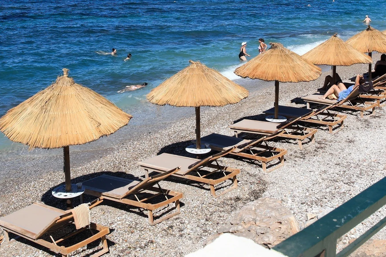 Ζαχάρω: Αυθαιρεσία στον αιγιαλό με 32 ξαπλώστρες – Συλλήφθηκε ο επιχειρηματίας της καντίνας