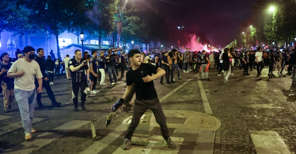 Γαλλία: Ο θρίαμβος της Παρί μετέτρεψε τη νύχτα σε τραγωδία -Δύο νεκροί, 200 τραυματίες ΒΙΝΤΕΟ