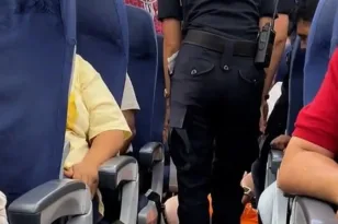 Υπέρβαρος επιβάτης σύρθηκε βίαια εκτός αεροσκάφους! Επικράτησε χάος στον «αέρα»