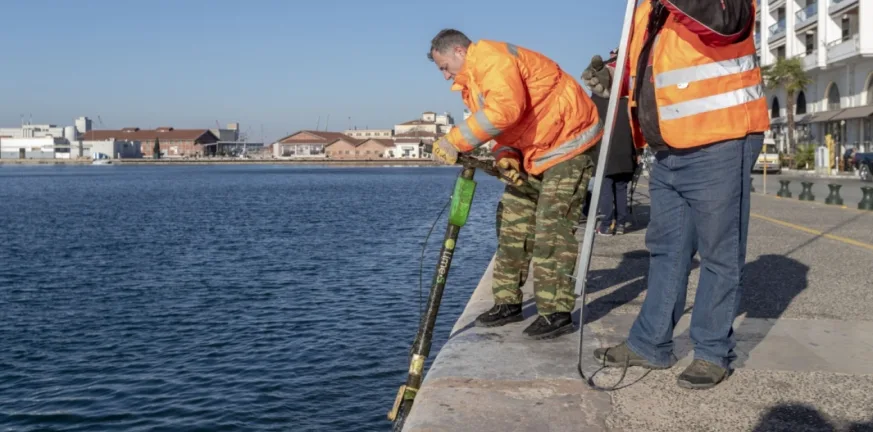 Θεσσαλονίκη: Στον Θερμαϊκό βρήκαν τα πάντα - Από πατίνια και λάστιχα μέχρι μηχανές Θεσσαλονίκη: Στον Θερμαϊκό βρήκαν τα πάντα - Από πατίνια και λάστιχα μέχρι μηχανές