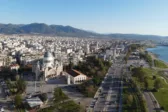 Καιρός: Καλοκαιρινοί ρυθμοί με θερμοκρασίες έως 33 βαθμούς και δυνατούς ανέμους, που αναμένονται τοπικές μπόρες