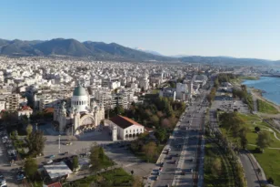 Καιρός: Καλοκαιρινοί ρυθμοί με θερμοκρασίες έως 33 βαθμούς και δυνατούς ανέμους, που αναμένονται τοπικές μπόρες