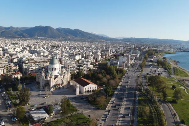 Καιρός: Καλοκαιρινοί ρυθμοί με θερμοκρασίες έως 33 βαθμούς και δυνατούς ανέμους, που αναμένονται τοπικές μπόρες