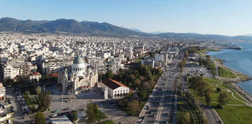 Καιρός: Καλοκαιρινοί ρυθμοί με θερμοκρασίες έως 33 βαθμούς και δυνατούς ανέμους, που αναμένονται τοπικές μπόρες
