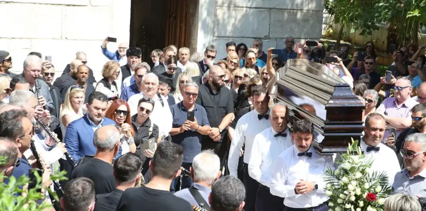Κλαρίνα και δάκρυα στη Μητρόπολη στο τελευταίο «αντίο» στην Ψυχή της Ηπείρου, Πετρολούκα Χαλκιά ΦΩΤΟ Κλαρίνα και δάκρυα στη Μητρόπολη στο τελευταίο «αντίο» στην Ψυχή της Ηπείρου, Πετρολούκα Χαλκιά ΦΩΤΟ