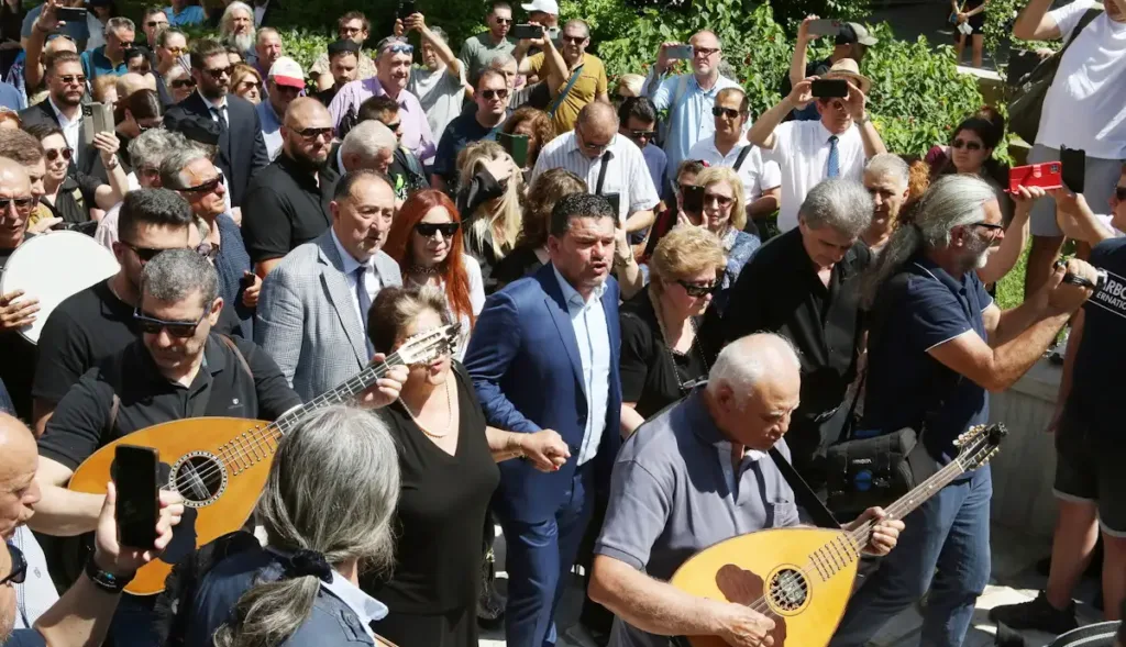 Κλαρίνα και δάκρυα στη Μητρόπολη στο τελευταίο «αντίο» στην Ψυχή της Ηπείρου, Πετρολούκα Χαλκιά ΦΩΤΟ