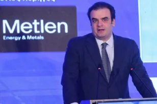 Με κάρτα το ενοίκιο για επιστροφή: Όσα ανακοίνωσε ο Πιερρακάκης για στέγη, επενδύσεις και κλειστά ακίνητα