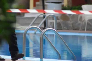 «Τα μαλλάκια του έβρεχε. Δεν ξέρω πώς έγινε. Είμαι σε σοκ. Είναι σαν να πέθανα εγώ» συγκλονισμένοι όλοι από τον πνιγμό του τρίχρονου κοριτσιού