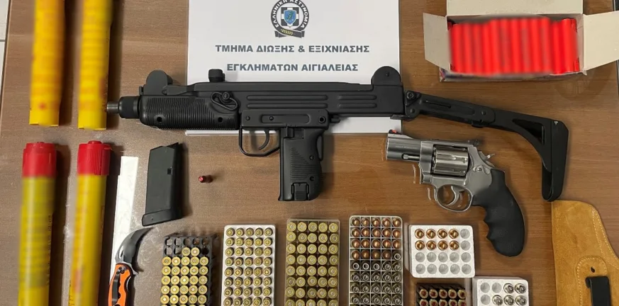Αιγιώτης κατείχε περίστροφο και εκατοντάδες φυσίγγια: ΕΥΠ με όπλο και «βίαιο» παρελθόν Αιγιώτης κατείχε περίστροφο και εκατοντάδες φυσίγγια: ΕΥΠ με όπλο και «βίαιο» παρελθόν