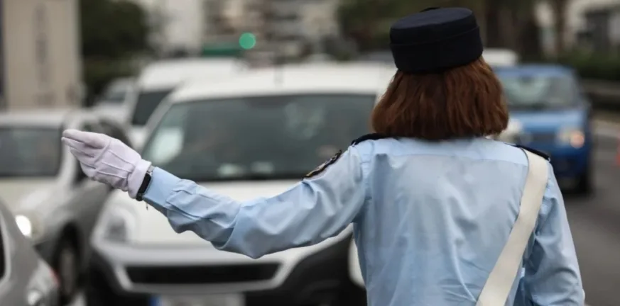 Πρόστιμα και νέος ΚΟΚ: Τι ισχύει για STOP και κόκκινο φανάρι, οδήγηση υπό την επήρεια αλκοόλ