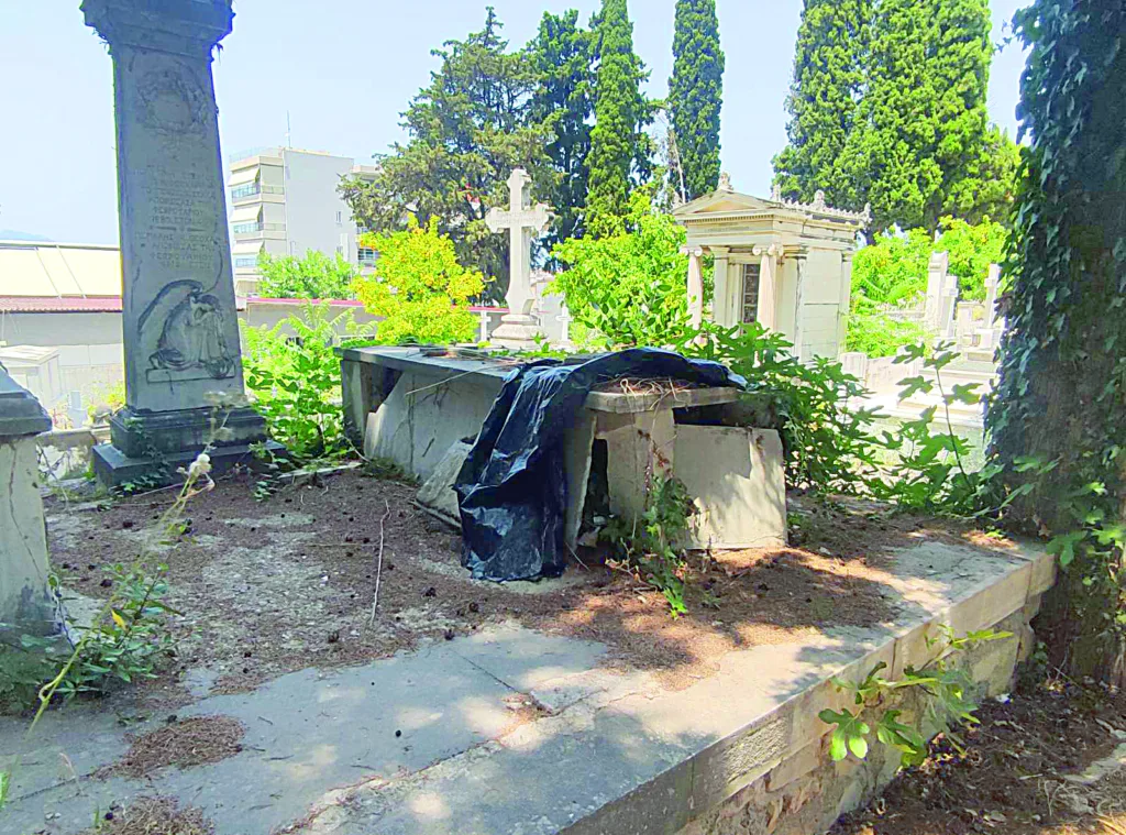 Α΄ Κοιμητήριο Πάτρας: Φωνή διαμαρτυρίας από σιωπηρή Πολιτεία - Βάτα και φίδια «απειλούν» τους επισκέπτες στο Νεκροταφείο Α΄ Κοιμητήριο Πάτρας: Φωνή διαμαρτυρίας από σιωπηρή Πολιτεία - Βάτα και φίδια «απειλούν» τους επισκέπτες στο Νεκροταφείο