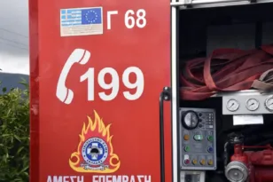 Φωτιά στη Βαρυμπόμπη με φόντο τους ισχυρούς ανέμους: Επικίνδυνες αναζωπυρώσεις σε καμένη ζώνη