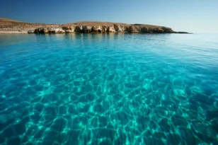 Το «κρυμμένο διαμάντι» του Αιγαίου που μαγεύει σταρ όπως η Μπελούτσι και ο Μασκ ΦΩΤΟ-ΒΙΝΤΕΟ