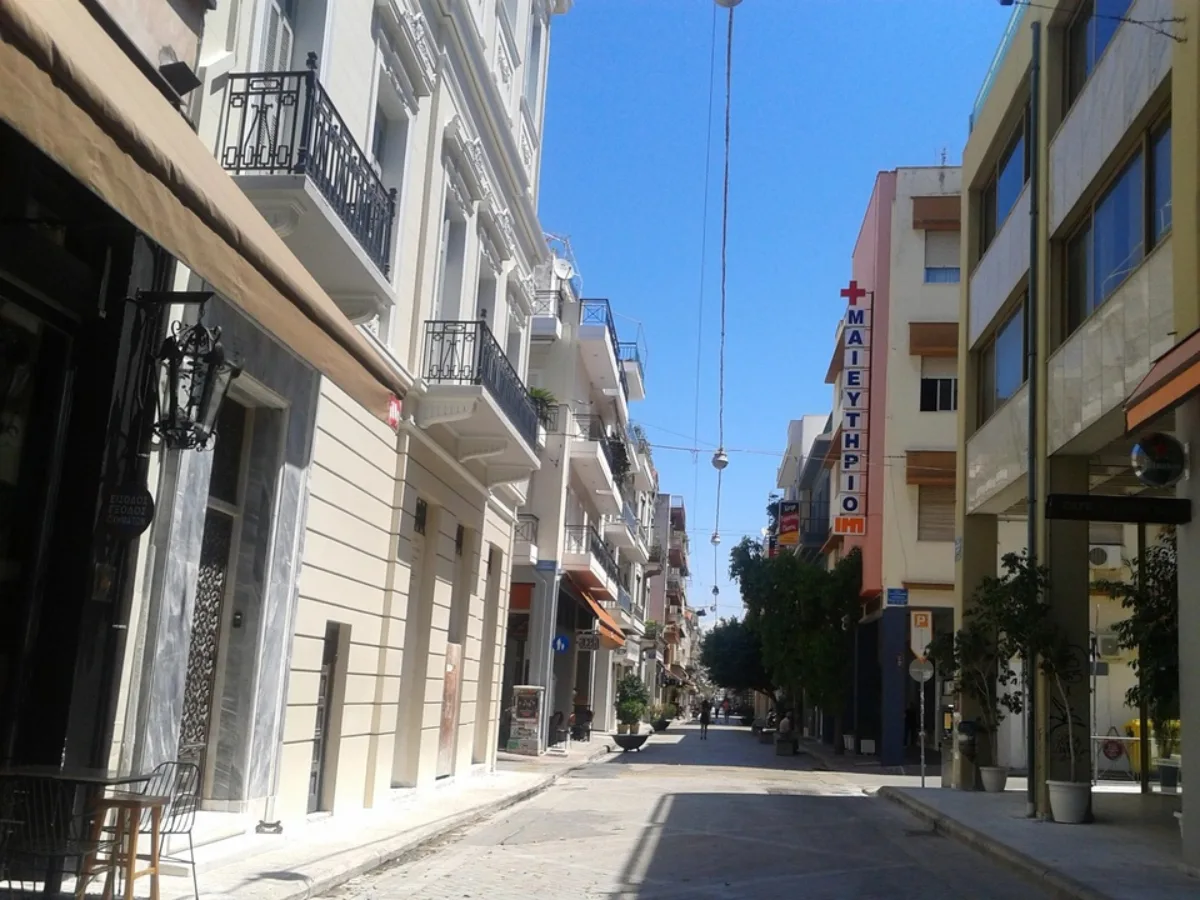 Η Πάτρα που δεν δροσίζει ούτε τη νύχτα
