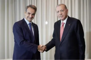 Σύντομη συνομιλία Μητσοτάκη – Ερντογάν στη Χάγη