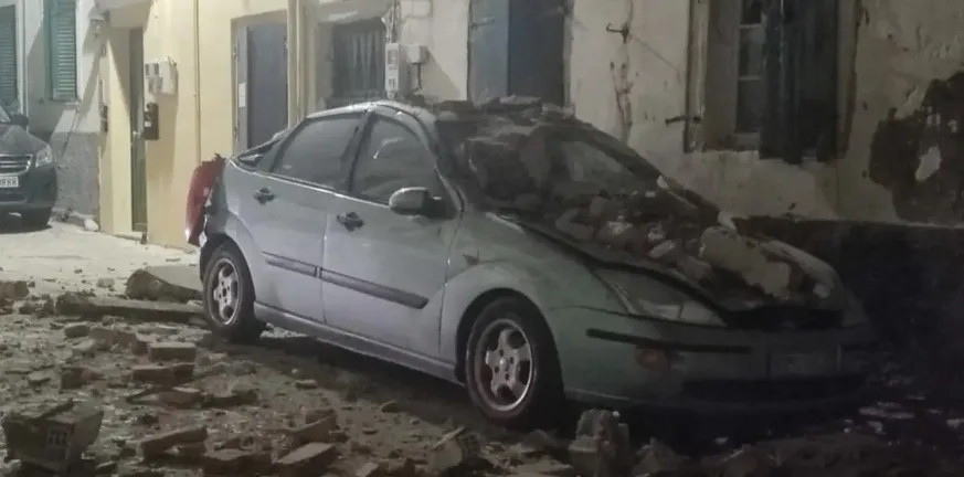 Κέρκυρα: Ζημιές σε αυτοκίνητο από κατάρρευση σκεπής παλιού κτιρίου Κέρκυρα: Ζημιές σε αυτοκίνητο από κατάρρευση σκεπής παλιού κτιρίου