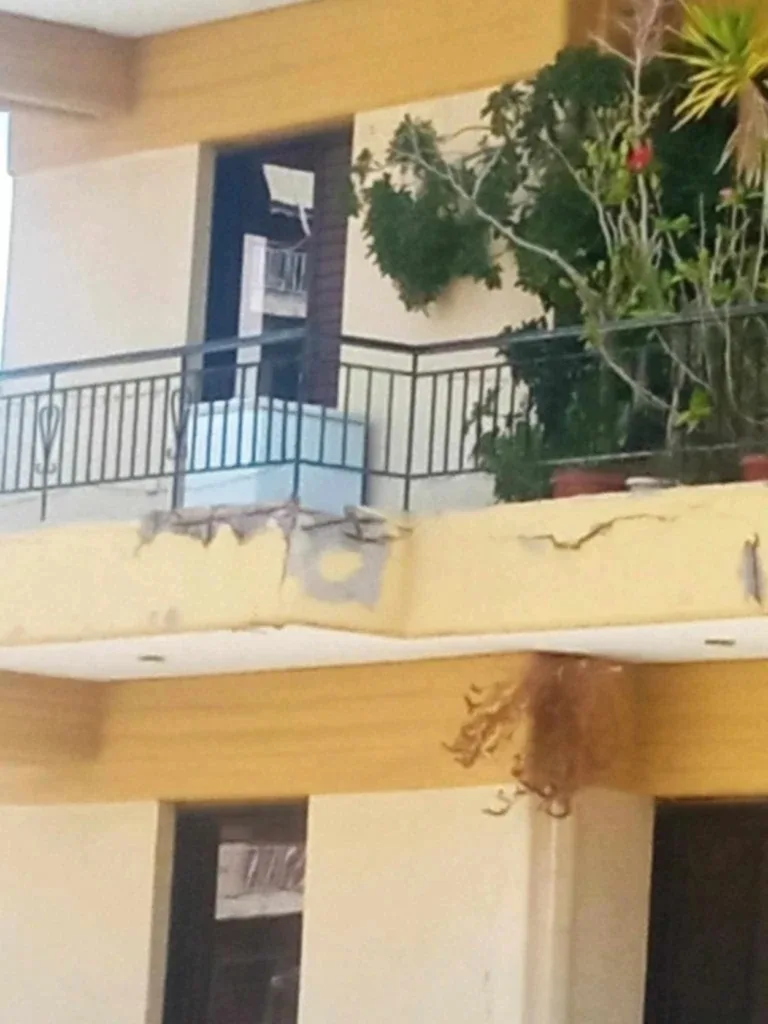 Πάτρα: «Κατέρρευσε» μπαλκόνι διαμερίσματος ΦΩΤΟ