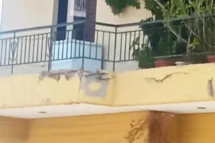 Πάτρα: «Κατέρρευσε» μπαλκόνι διαμερίσματος ΦΩΤΟ