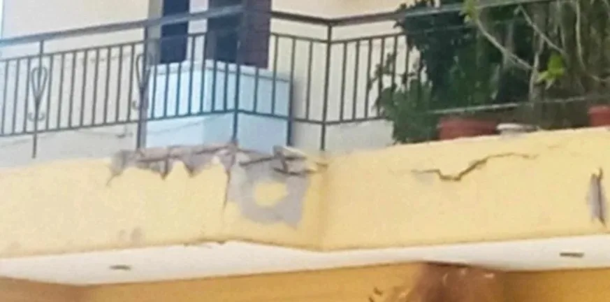 Πάτρα: «Κατέρρευσε» μπαλκόνι διαμερίσματος ΦΩΤΟ