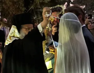Σπετσοπούλα: Ο γάμος δύο πλουσιόπαιδων, του Νικόλα Νιάρχου και της Malu Dalla Piccola