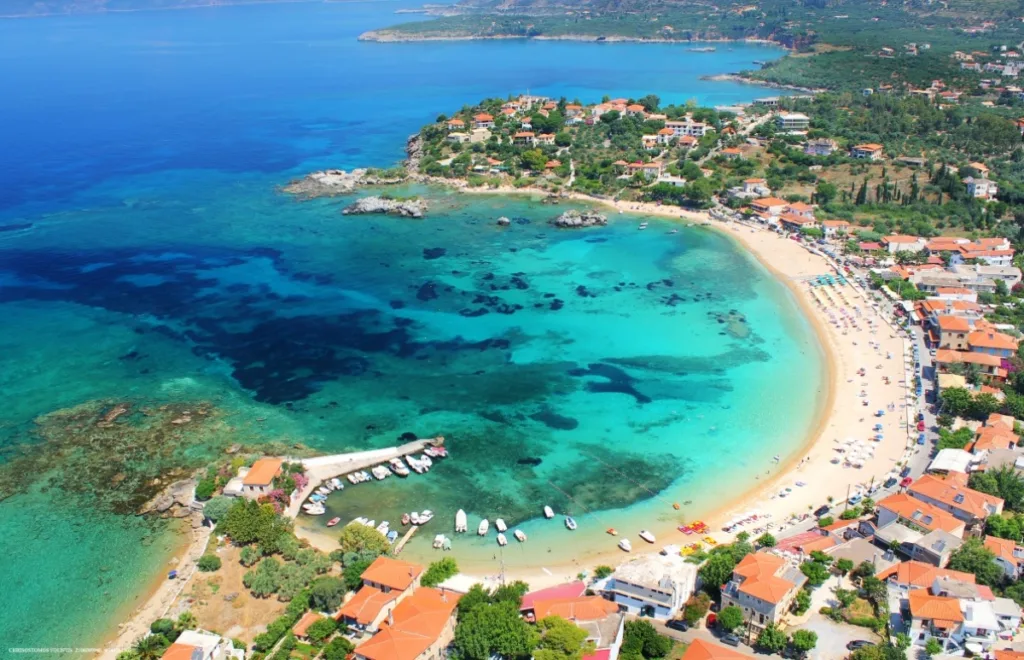 Top 10 παραλίες στην Πελοπόννησο για το καλοκαίρι του 2025