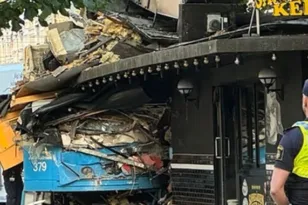 Σουηδία: Τραμ «μπούκαρε» σε πιτσαρία-Επτα τραυματίες