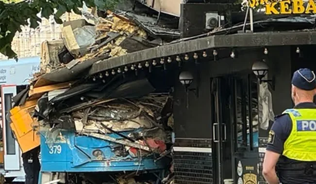 Σουηδία: Τραμ «μπούκαρε» σε πιτσαρία-Επτα τραυματίες Σουηδία: Τραμ «μπούκαρε» σε πιτσαρία-Επτα τραυματίες