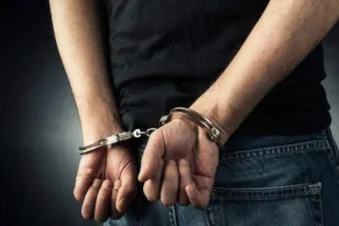 Κ. Αχαΐα: Συνελήφθη 17χρονος για ναρκωτικά και όπλα, χειροπέδες και στους γονείς του!