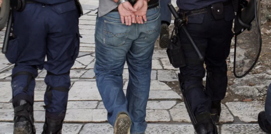 Αχαΐα: Συλλήψεις για όπλα και παραβάσεις σε κέντρα διασκέδασης