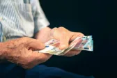 Αλλάζει ο μήνας με χρήματα στους λογαριασμούς: Πότε πληρώνονται οι συντάξεις
