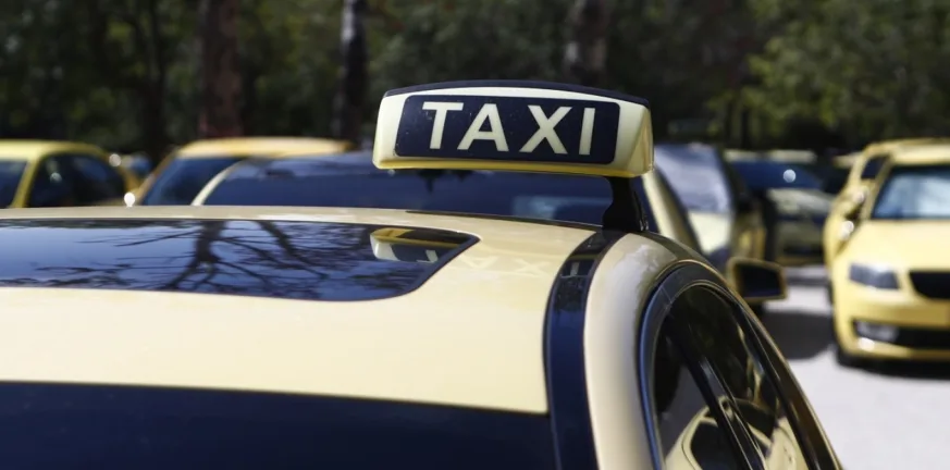 Ταξιτζής χρέωσε επιβάτες τα τετραπλάσια στο λιμάνι του Πειραιά Ταξιτζής χρέωσε επιβάτες τα τετραπλάσια στο λιμάνι του Πειραιά