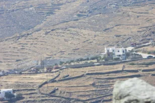 Τήνος: Φωτιά τώρα με 2 αεροσκάφη και 1 ελικόπτερο να επιχειρούν