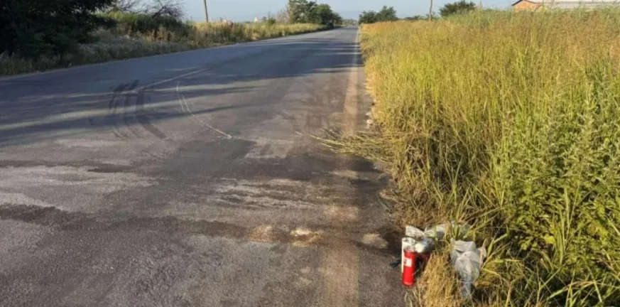 Θεσσαλονίκη: Κεριά και λουλούδια στο σημείο που σκοτώθηκαν ο 44χρονος με τον 13χρονο γιο του Θεσσαλονίκη: Κεριά και λουλούδια στο σημείο που σκοτώθηκαν ο 44χρονος με τον 13χρονο γιο του