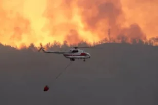 Σμύρνη: Κάηκαν σπίτια από την φωτιά, 17 συλλήψεις ΒΙΝΤΕΟ