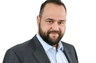 Βασίλης Αϊβαλής: Η Δημοτική Αρχή οφείλει να συνδυάσει την προστασία της ευπρέπειας με τη διαφύλαξη του δικαιώματος στην έκφραση