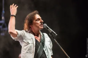 Βασίλης Παπακωνσταντίνου: Σταματά την καλοκαιρινή περιοδεία λόγω πνευμονίας – «Θα τα πούμε σύντομα»