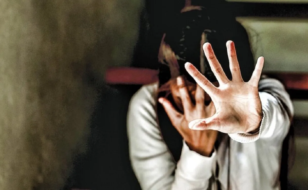 Μενίδι: Η μητέρα άρπαξε τη 14χρονη από τα μαλλιά και τη γρονθοκόπησε στην κοιλιά – Νέα στοιχεία για το περιστατικό που οδήγησε σε αποβολή