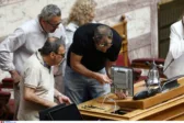 «Πάγωσε» το ρολόι στη Βουλή: Τεχνικό πρόβλημα καθυστέρησε τη συζήτηση για την Προκαταρκτική