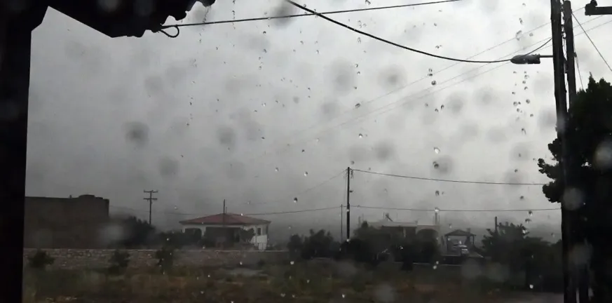 Η Ύδρα βυθίστηκε στο σκοτάδι, έφτανε ένα μπουρίνι για το μπλακ-άουτ! Η Ύδρα βυθίστηκε στο σκοτάδι, έφτανε ένα μπουρίνι για το μπλακ-άουτ!