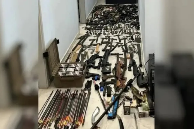 Οπλοστάσιο τρόμου στα Χανιά: 42χρονος είχε στο σπίτι του από σπαθιά και βαλλίστρες μέχρι ακόντιο και δυναμίτες