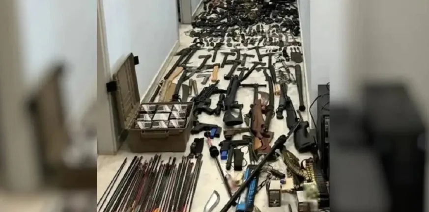Οπλοστάσιο τρόμου στα Χανιά: 42χρονος είχε στο σπίτι του από σπαθιά και βαλλίστρες μέχρι ακόντιο και δυναμίτες Οπλοστάσιο τρόμου στα Χανιά: 42χρονος είχε στο σπίτι του από σπαθιά και βαλλίστρες μέχρι ακόντιο και δυναμίτες