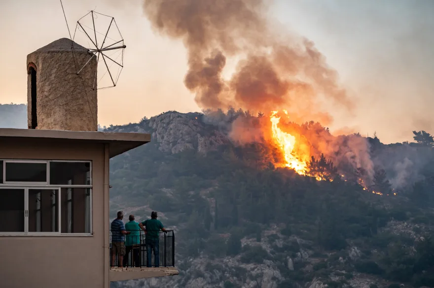 Φωτογραφίες συγκλονίζουν και «μιλάνε» για την καταστροφή στη Χίο