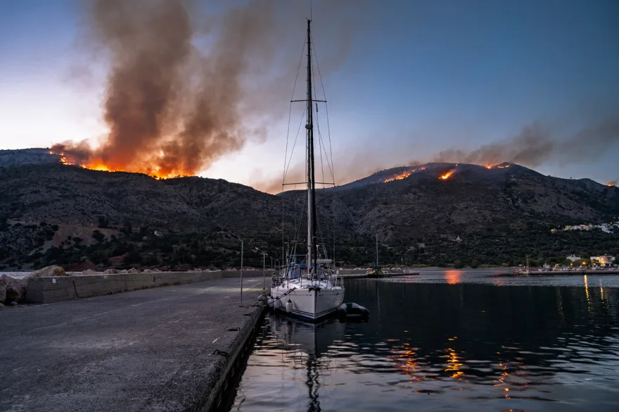 Φωτογραφίες συγκλονίζουν και «μιλάνε» για την καταστροφή στη Χίο