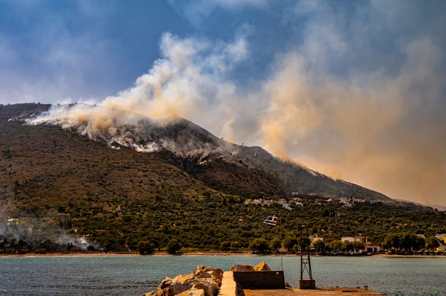 Φωτογραφίες συγκλονίζουν και «μιλάνε» για την καταστροφή στη Χίο