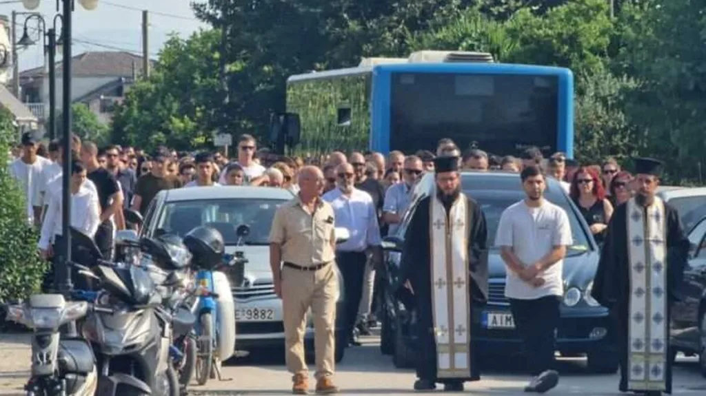 «Πού πας, Σπυράκο μου, και με αφήνεις μόνη;» Λευκά λουλούδια και συγκλονιστικές εικόνες στην κηδεία του 14χρονου