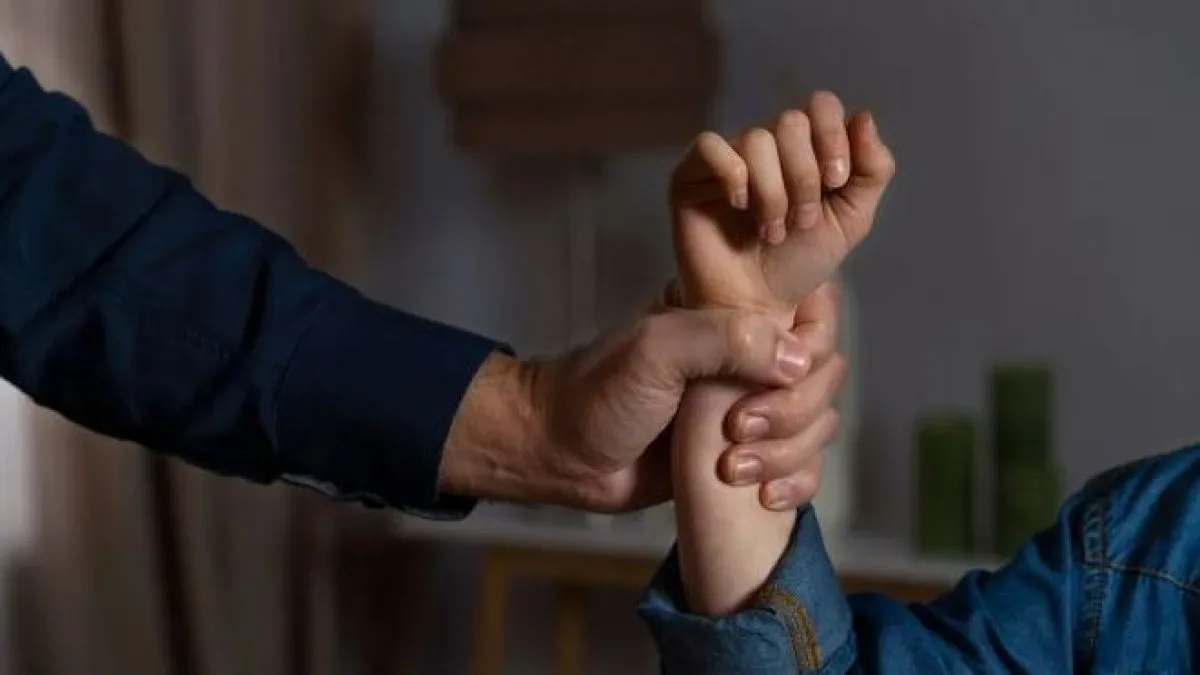 Άγριος ξυλοδαρμός 16χρονου, τον έστειλαν στο νοσοκομείο γιατί ζήτησε πίσω κράνος που του έκλεψαν! Άγριος ξυλοδαρμός 16χρονου, τον έστειλαν στο νοσοκομείο γιατί ζήτησε πίσω κράνος που του έκλεψαν!