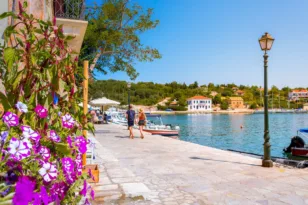 Κεφαλονιά: Τουριστικό πούλμαν έπεσε πάνω σε...μπαλκόνι! ΦΩΤΟΓΡΑΦΙΕΣ