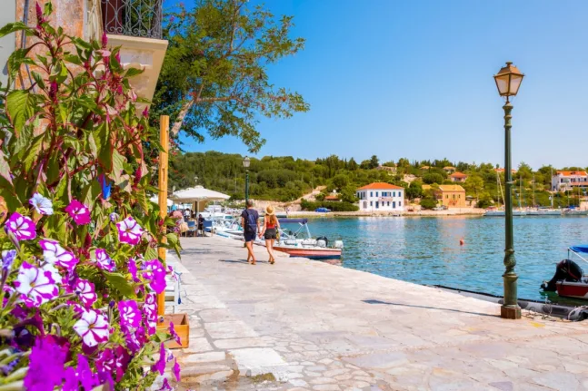 Κεφαλονιά: Τουριστικό πούλμαν έπεσε πάνω σε...μπαλκόνι! ΦΩΤΟΓΡΑΦΙΕΣ